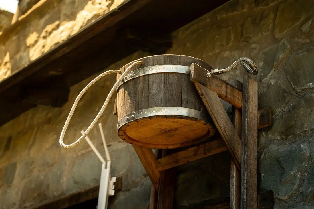 Doccia all'aperto in legno