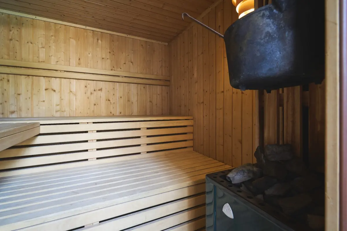 Interno della sauna a legna in abete