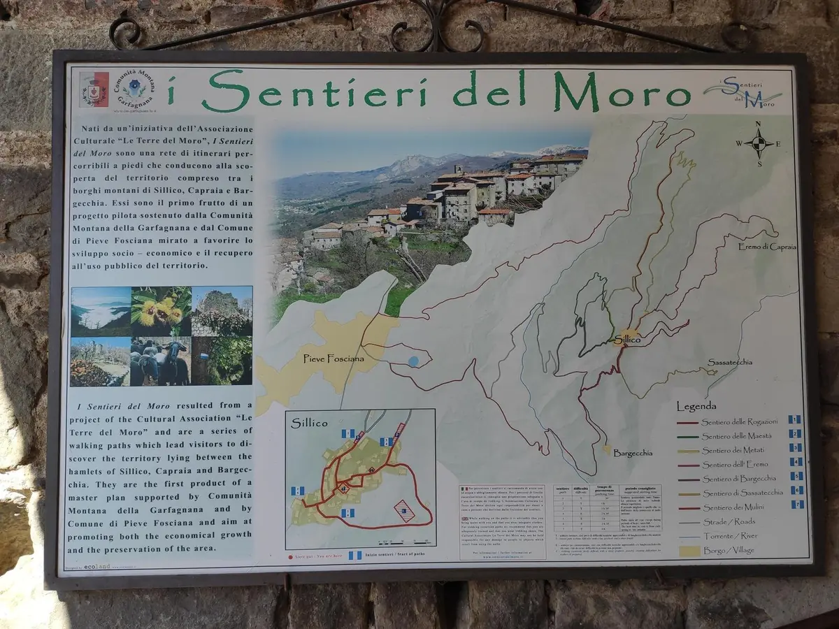 Bacheca dei Sentieri del Moro con la mappa degli itinerari