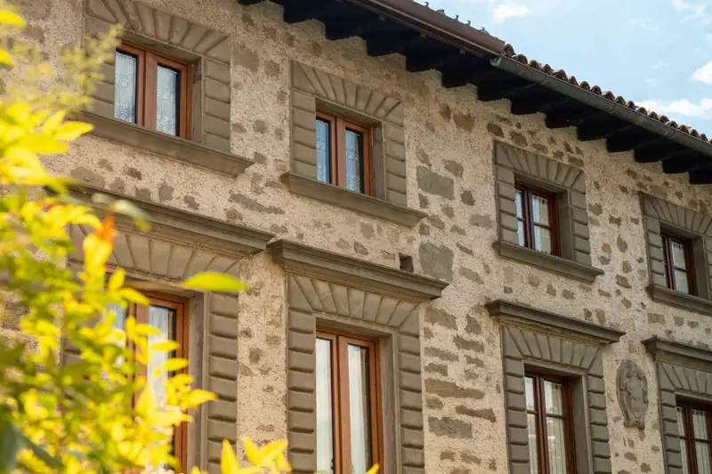 Facciata in pietra squadrata nel borgo