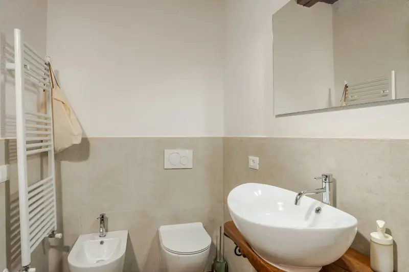 Bagno beige con lavabo ovale