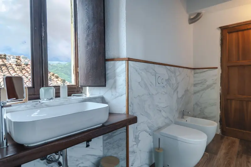 Bagno con finestra affacciata sulla valle
