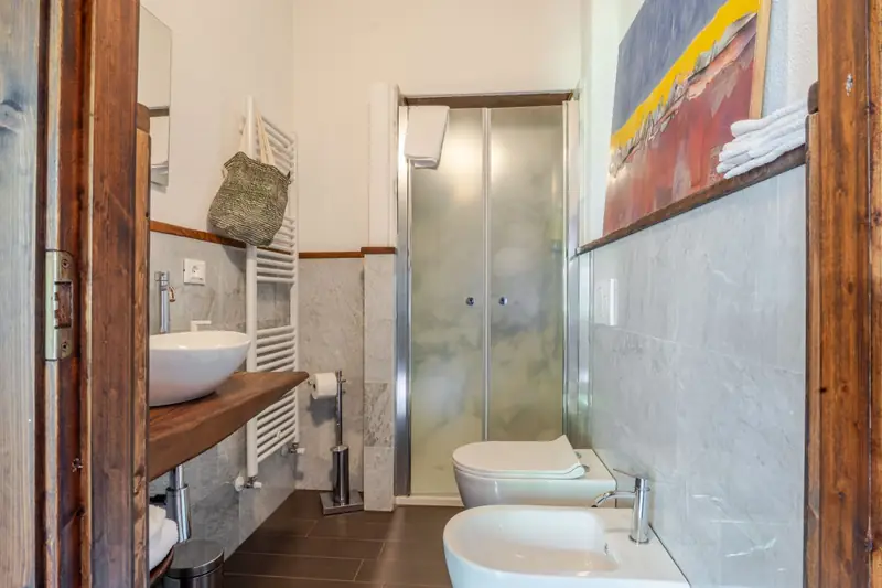 Bagno con doccia e quadro contemporaneo