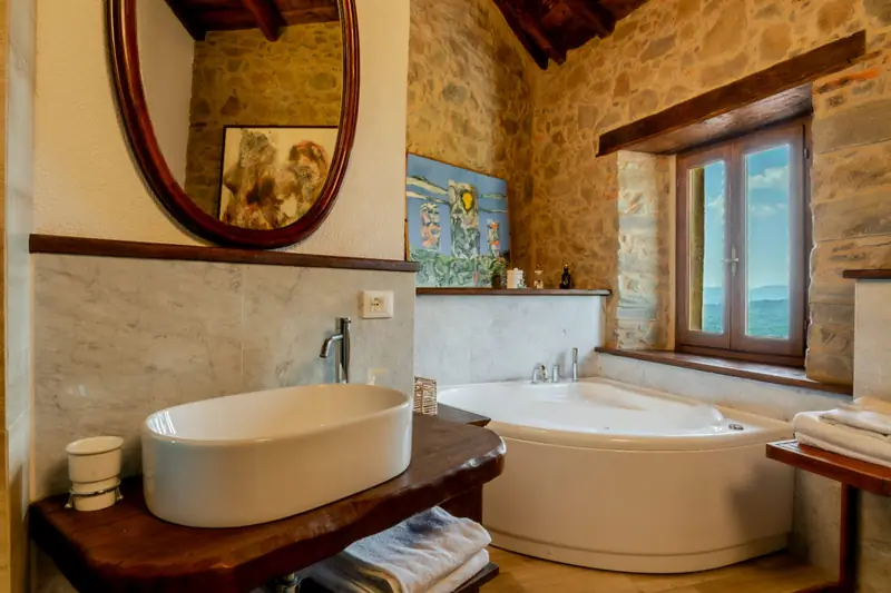 Bagno con vasca idromassaggio e vista sulla valle