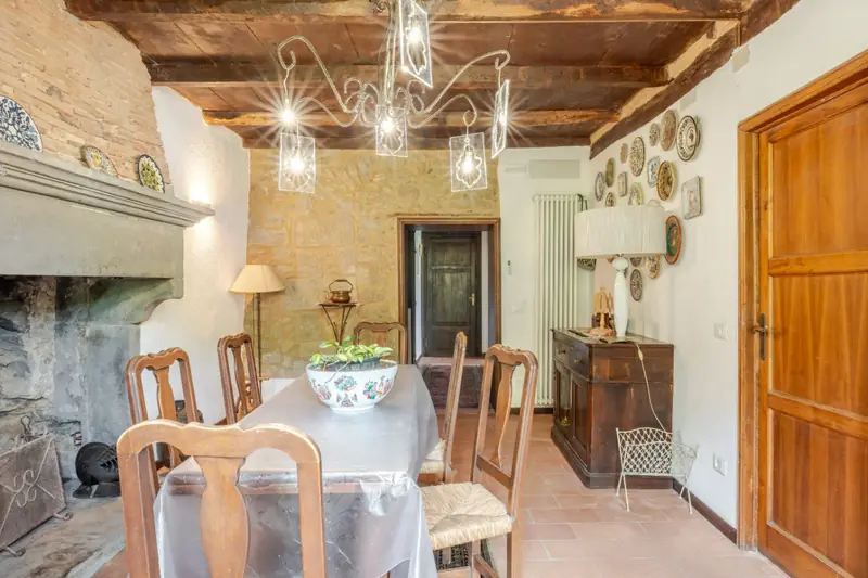 Sala da pranzo con camino in pietra