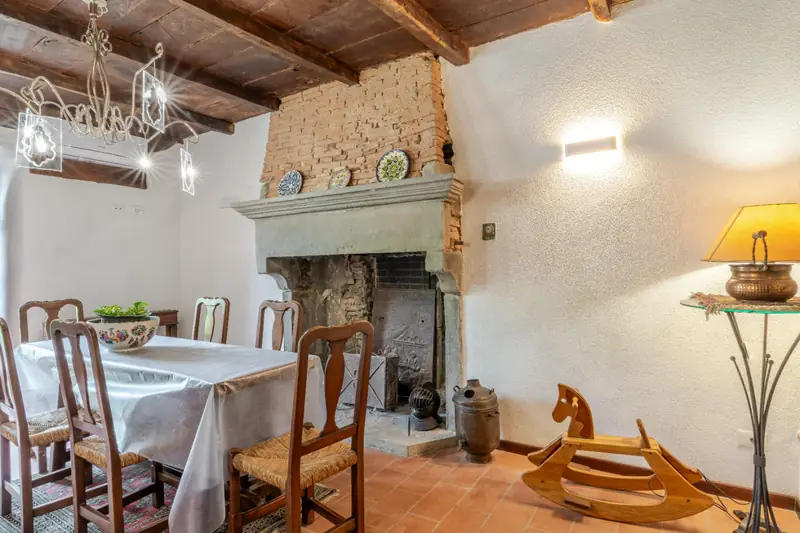Sala da pranzo con tavolo apparecchiato