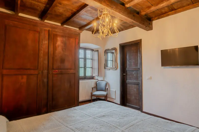 Camera con armadio in legno antico