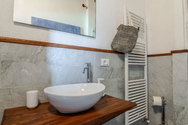 Bagno con lavabo su mensola in legno
