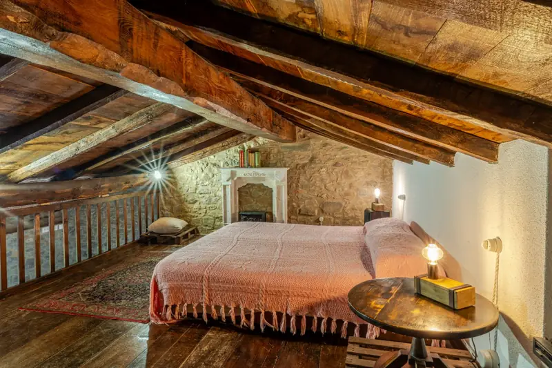 Soppalco con letto e travi antiche