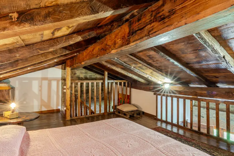 Soppalco sotto il tetto in legno