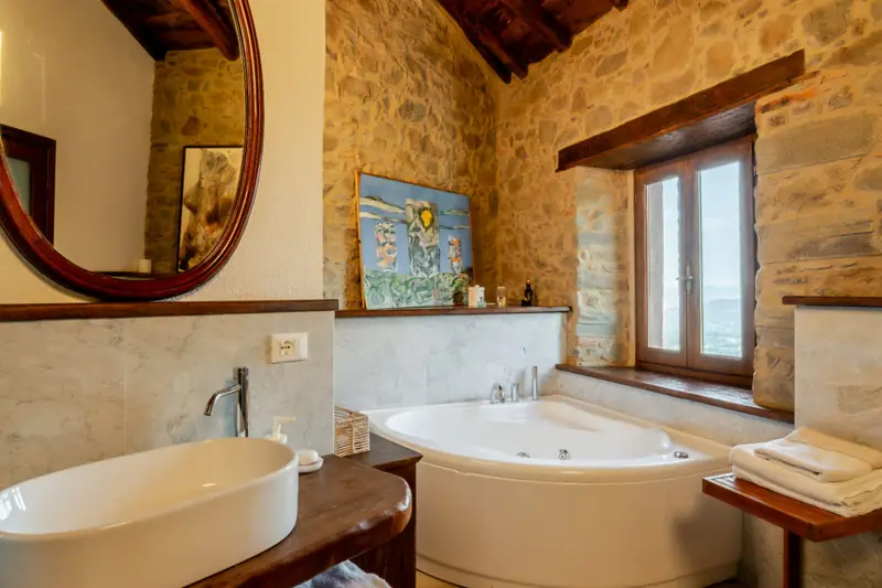 Bagno con vasca idromassaggio e stampa d'arte