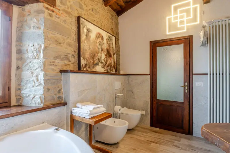 Bagno con vasca e porta in legno