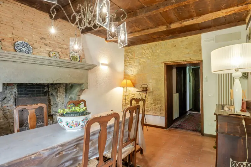 Sala da pranzo con collezione di piatti in ceramica