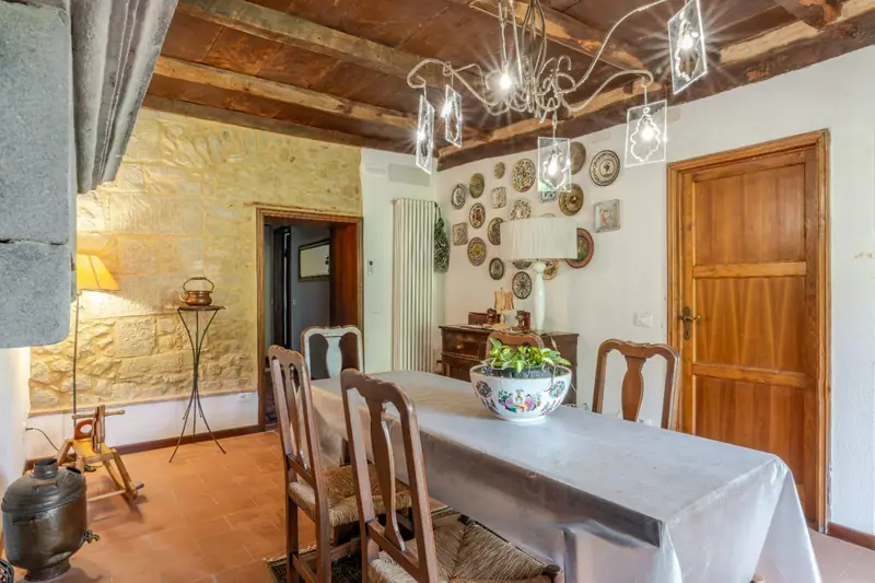 Sala da pranzo con lampadario in cristallo