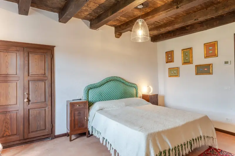 Sala da pranzo con camino e piatti alle pareti