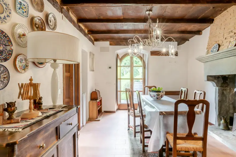 Sala con camino in pietra serena