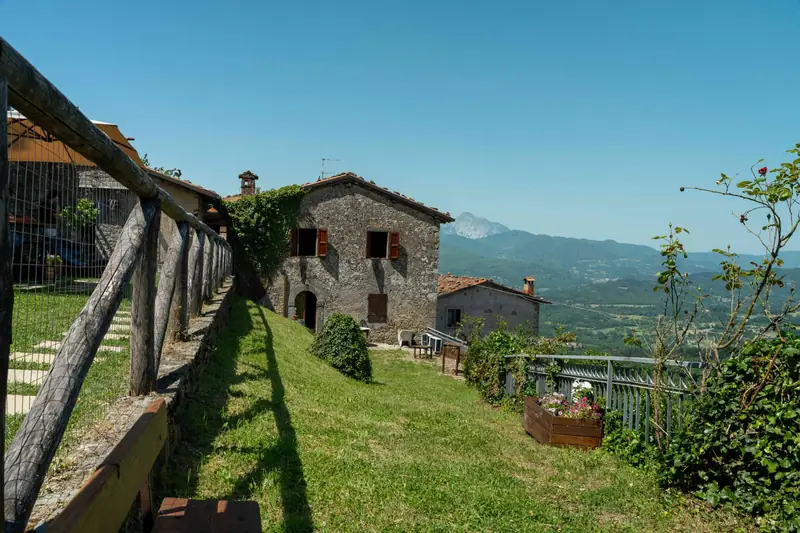 Il prato del Relais con vista sulle Apuane