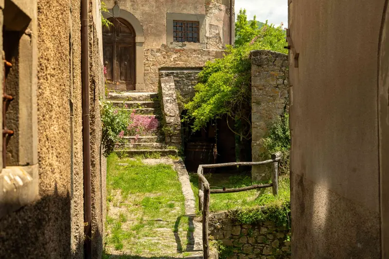 Vicolo con scalinata in pietra